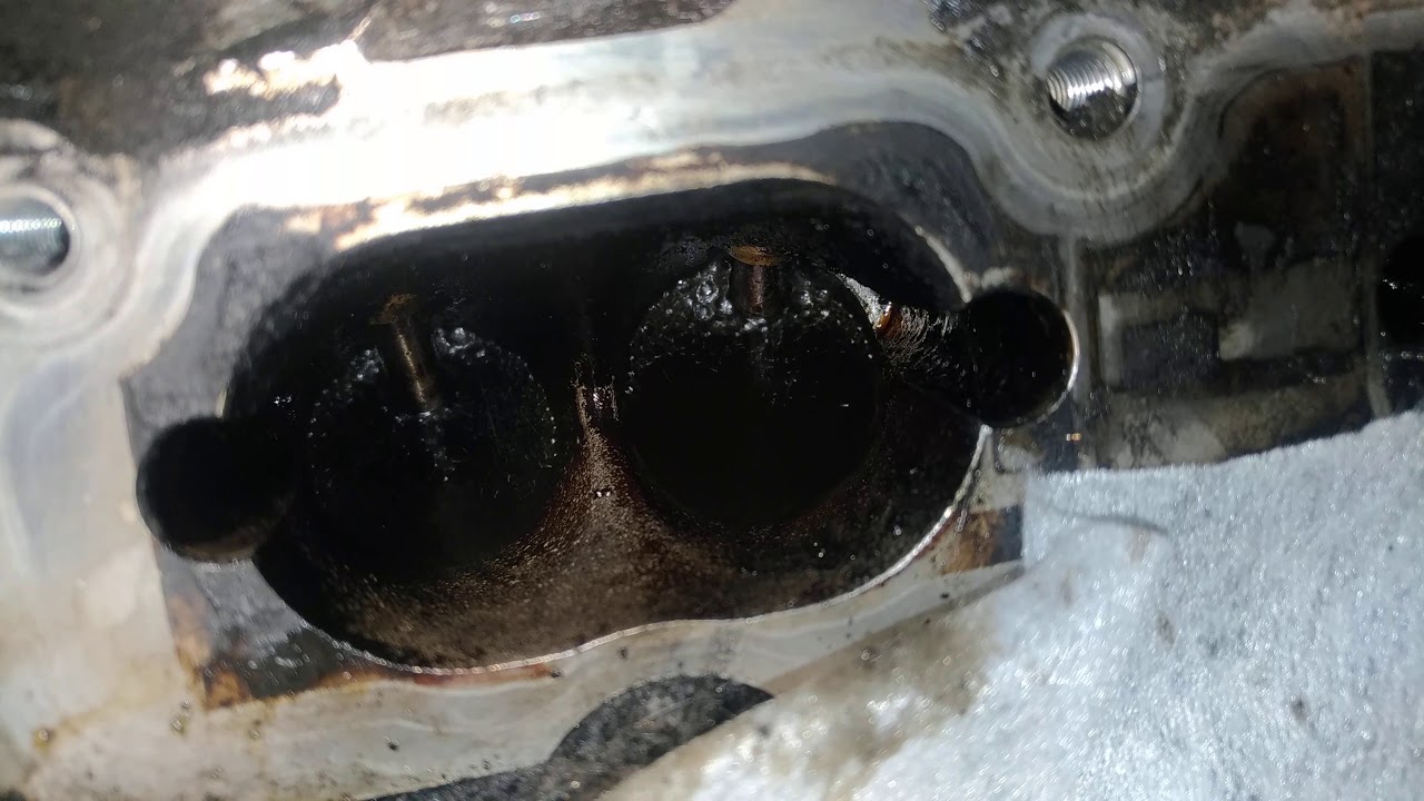 Чистка клапанов очистителем карбюратора Aim One - YouTube