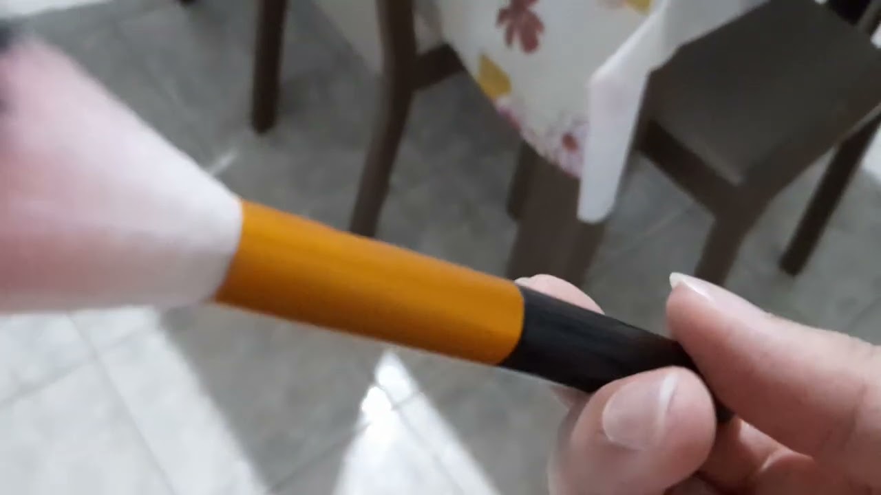 asmr caseiro - pincel na tela, sons de boca e muitos sussurros/ fazendo carinho em você #asmr 