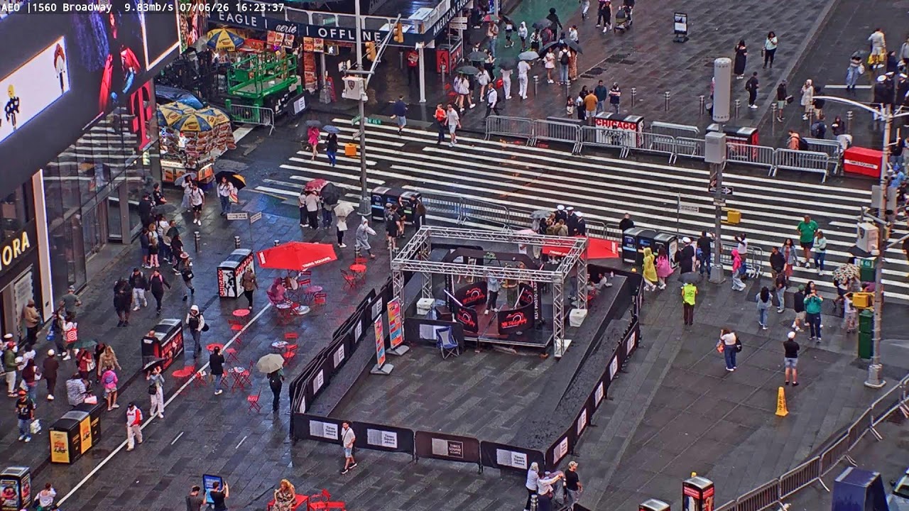 Times Square: 1560 Broadway View Live