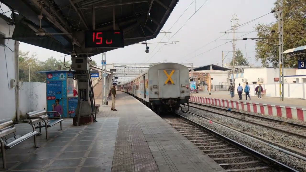 Tulsi Superfast Express High🚂 🥵Speed Skip at Naini Junction | 22129 Tulsi SF Express 🚂