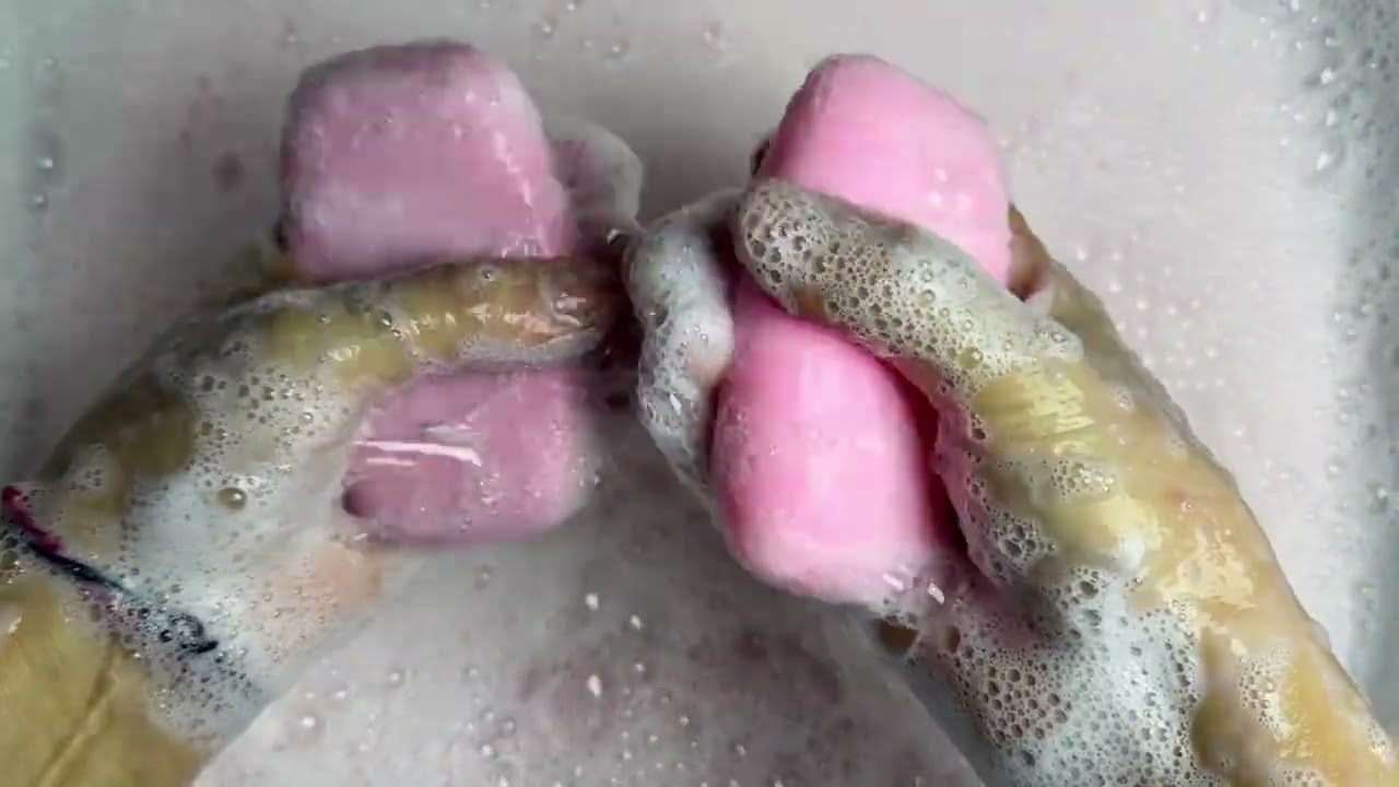 Relax with a pink soap mix 🧼🫧🩷🎧🤤 #asmrsoap #asmr #satisfying 
