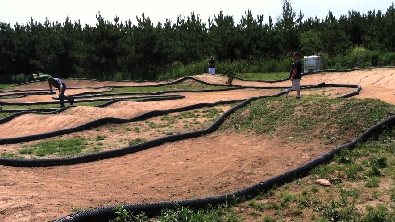 Awesome dirt track RC racing with jumps 