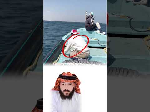 يصلي قرب القبر وصوته يختلط بصوت الريح ثم قام يسير فوق الماء وكأن الأرض لا تمسه 