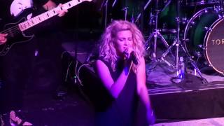 Tori Kelly covers "Doo-Wop (That Thing)" in Philadelphia 6/18/15