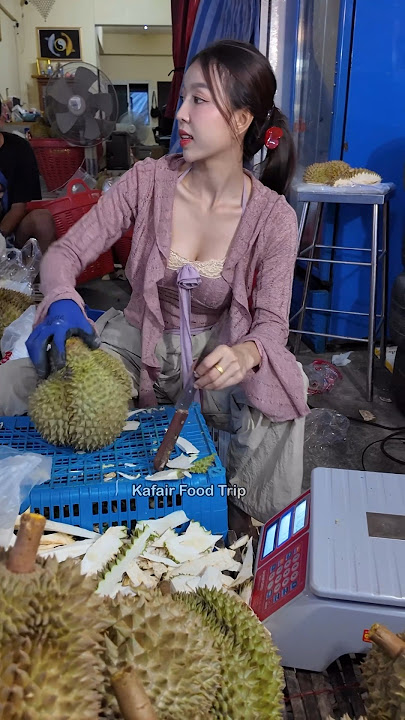 Hardworking Thai Lady Cutting Durian in Bangkok -Thai Street Food