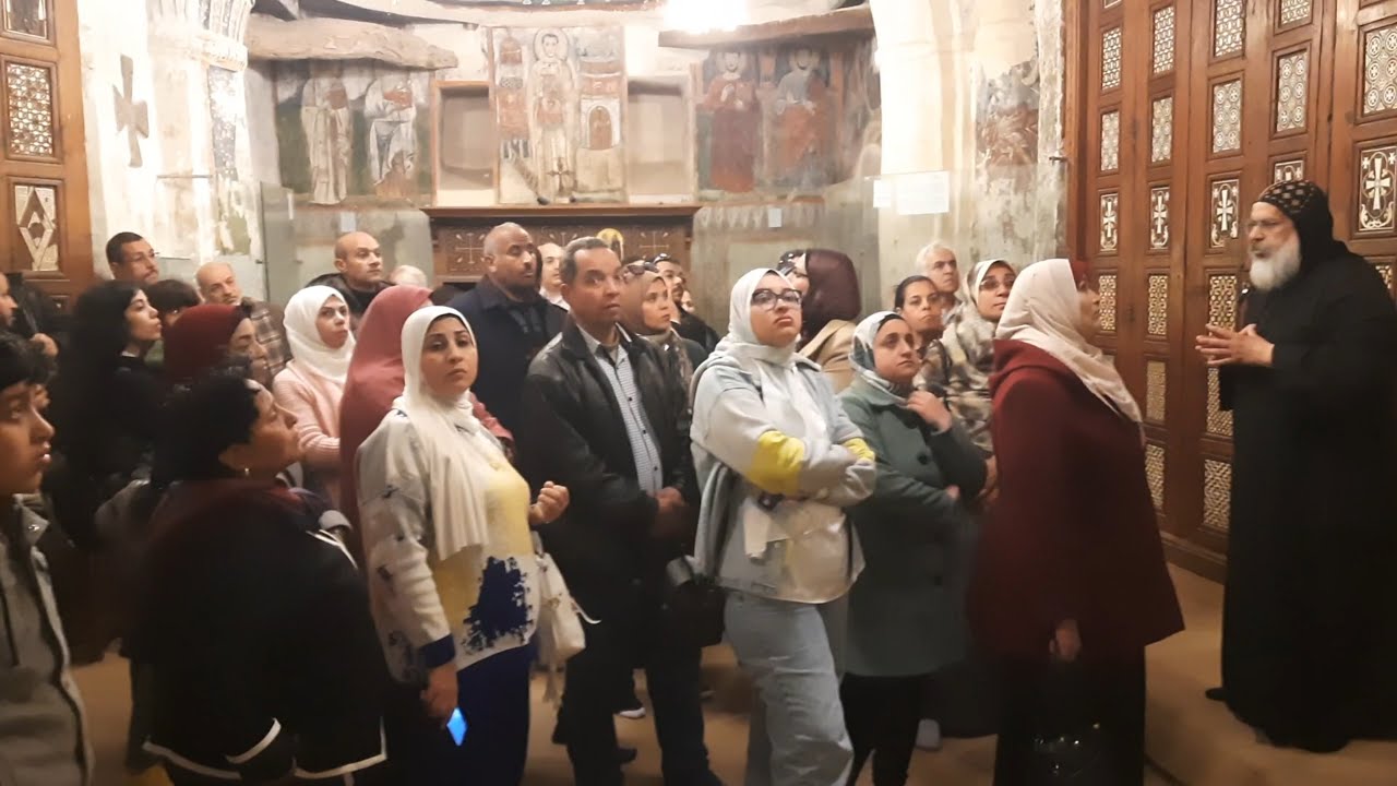 زيارة كبار مفتشي الآثار  للخورس الأول بكنيسة السريان للتعرف على أهم معالم الدير الأثرية