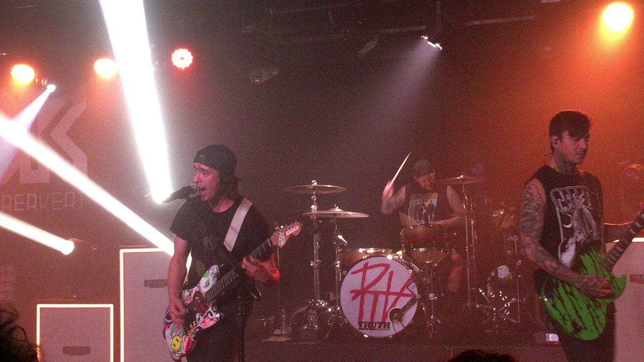 Pierce The Veil Bulletproof Love LIVE Dürer Kert YouTube