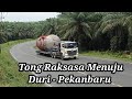 Truk trailer muatan tong raksasa menuju duri  pekanbaru