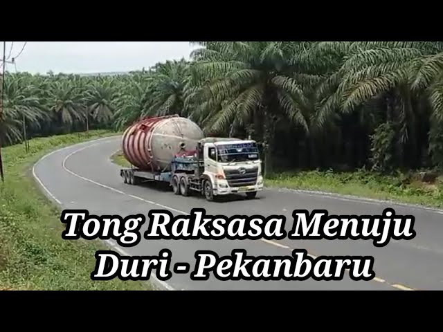 Truk Trailer Muatan Tong Raksasa Menuju Duri - Pekanbaru class=