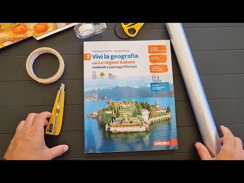 Video: Come coprire un libro con pellicola di plastica (con immagini)