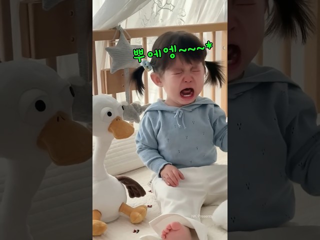 세상 서럽게 울다가 인형을 보는 순간 표정이 바뀌어버렸다 #쇼츠 #귀여운아기 #아기반응 #육아 #웃긴영상