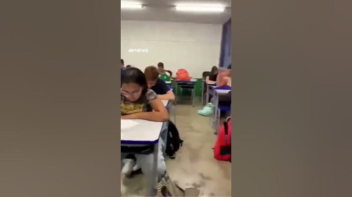 Professor apaga a luz e flagra alunos colando com celular durante prova #shorts