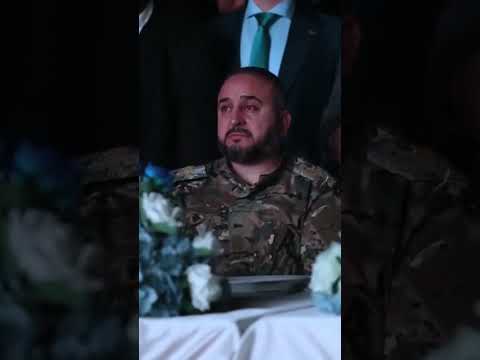 لحظة تأثر وزير الدفاع السوري مرهف أبو قصرة خلال عرض يوم تحرير حماة