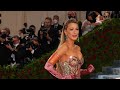 Ведущая Met Gala Блейк Лайвли ослепила большинство гостей платьем-трансформером