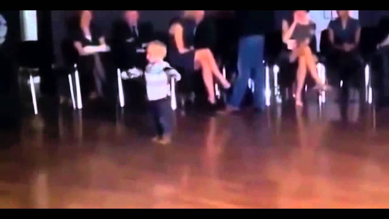 Видео прикольных танцев детей. Маленький мальчик танцует дома как талант с детства видео. Танец маленькие звезды видео