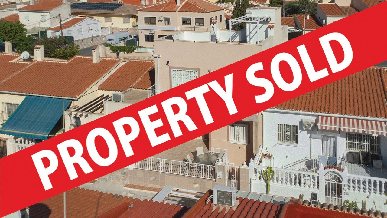 NS1726 — 🏡 Отремонтированный таунхаус с 4 спальнями, 2 ванными комнатами и солярием на крыше в пр...