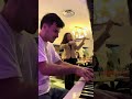 Piano dans un restaurant une violoniste arrive pour un duo incroyable