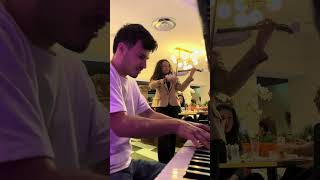 Piano dans un restaurant, une violoniste arrive pour un duo incroyable