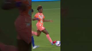 Picture perfect cross by rookie Simone Jackson for Prisca Chilufya to finish ☄️  #nwsl