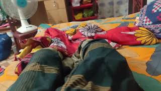 এলোমেলো রুমে বসে থাকা