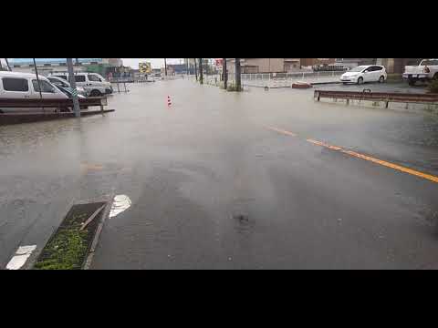 ＜大雨特別警報　佐賀＞冠水した唐津市和多田大土井交差点につながる市道（2021年8月14日午後2時10分ごろ撮影）