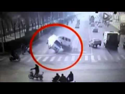 Moment Two Vans and a Car TELEPORTED In The Road In Xingtai, China ...