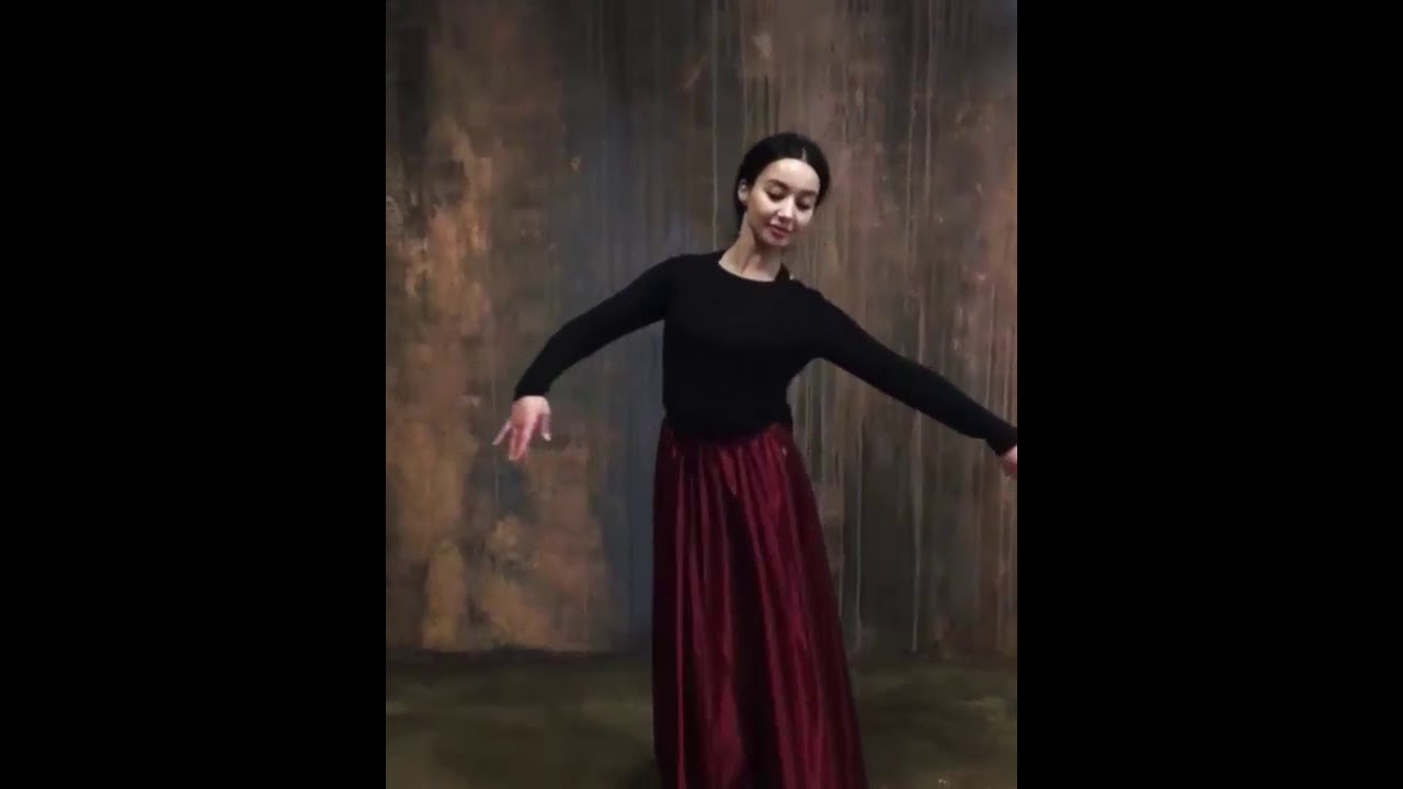 Девушка танцует лезгинку... - YouTube