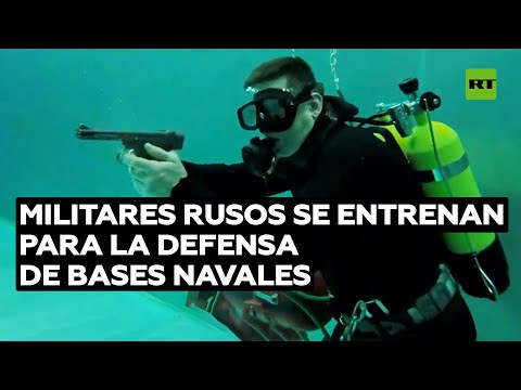 Buzos militares rusos practican técnicas de combate subacuático