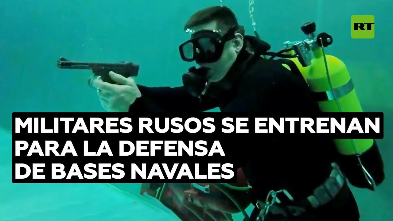 Buzos militares rusos practican técnicas de combate subacuático