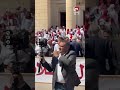 اديته المروحة.. موقف عفوي بين رئيس جامعة القاهرة وطالبة في أول يوم دراسي