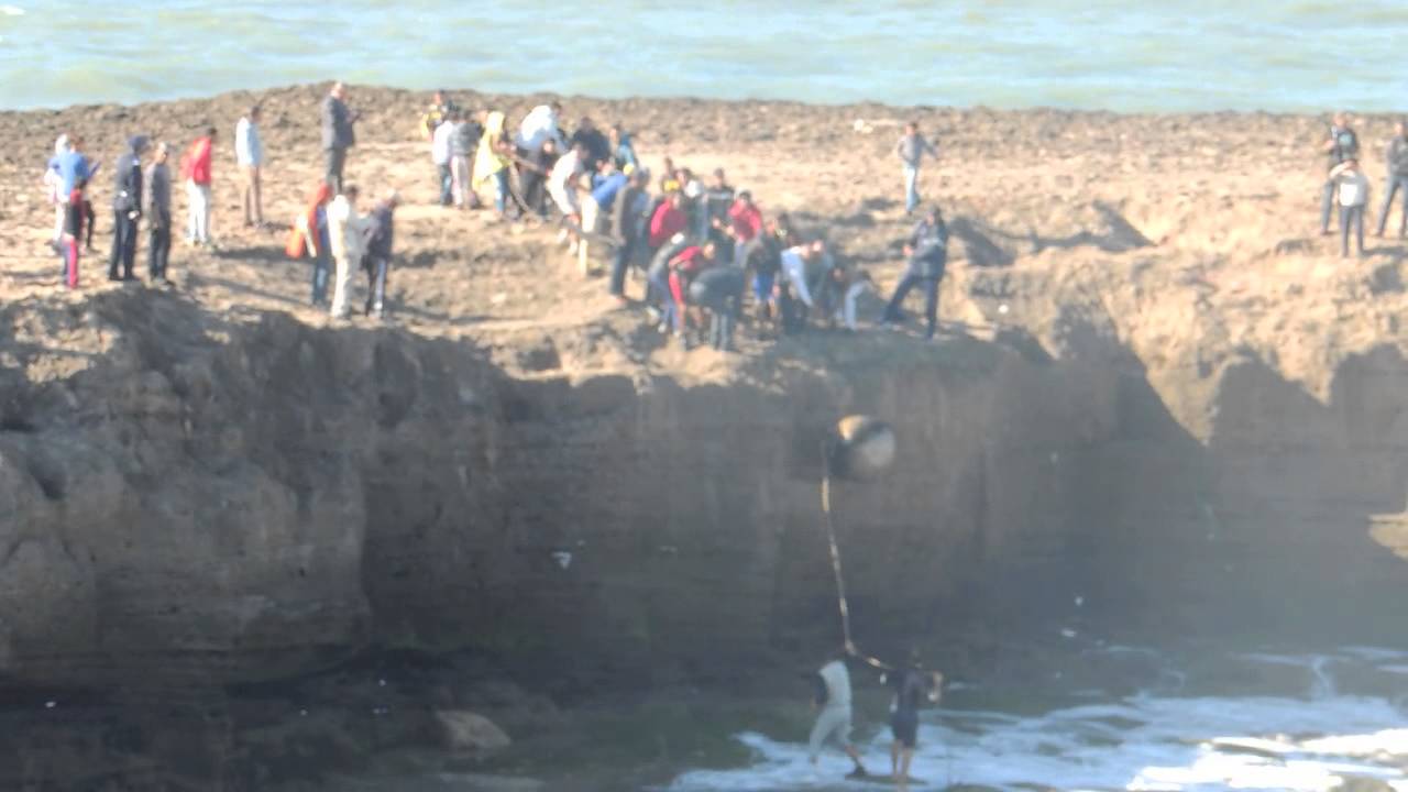 استخراج كرة حديدية كبيرة من شاطئ حي المحيط بالرباط