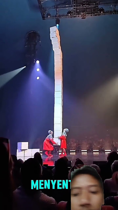 amazing skills, 2 pria menyusun box jingga menyentuh langit panggung #circus