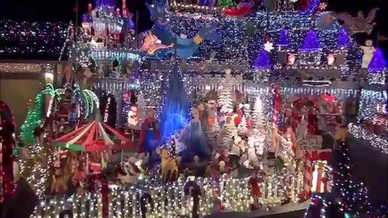 House transformed into a Christmas castle *** WINNER OF THE "GREAT CHRISTMAS LIGHT FIGHT