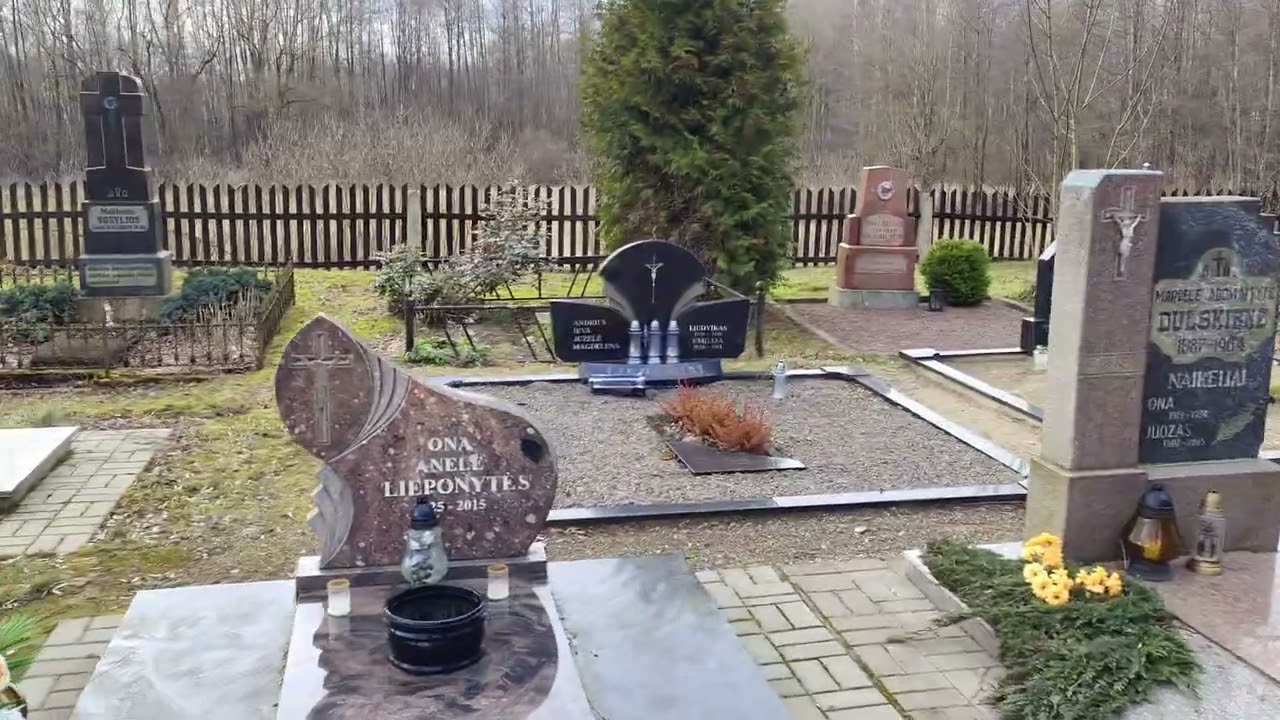 Apleista koplyčia. Parausių kaimas