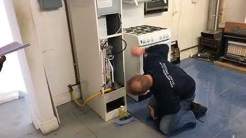 Richard demonstrating how to take a burner pressure