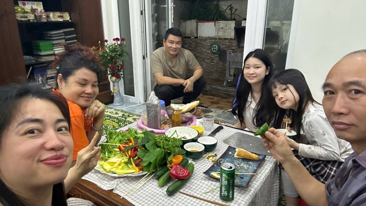 Bữa nướng đầy niềm vui chữa lành #family #giadinh #amthuc #nauan #hanhphuc #nănglượngtíchcực 