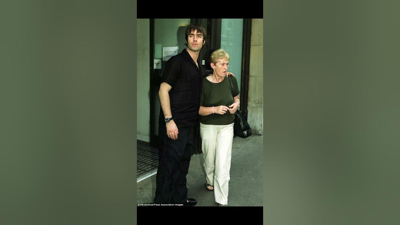 Liam with his mum #oasis #liamgallagher #supersonic Liam with his mum #oasis #liamgallagher #supersonic