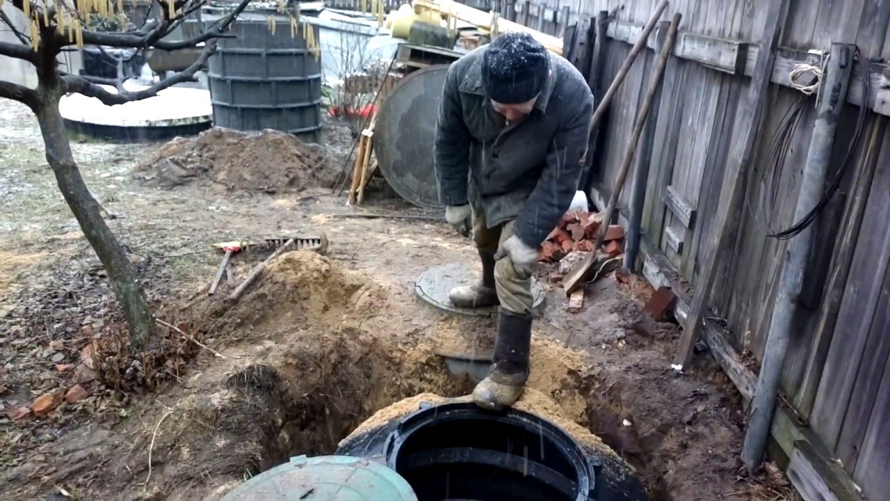 2019-04-14. Кадр. Установка пластикового дренажного колодца для ...