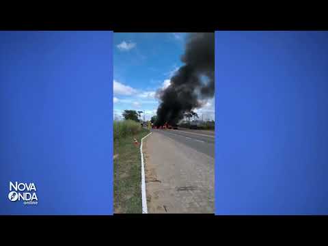 Incidente entre carreta e caminhão causa incêndio na BR-101 em Linhares