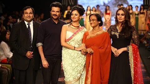 Huma Qureshi walks for Auro Gold at IIJW Mumbai 2013.