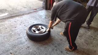 Tyre bead sealer