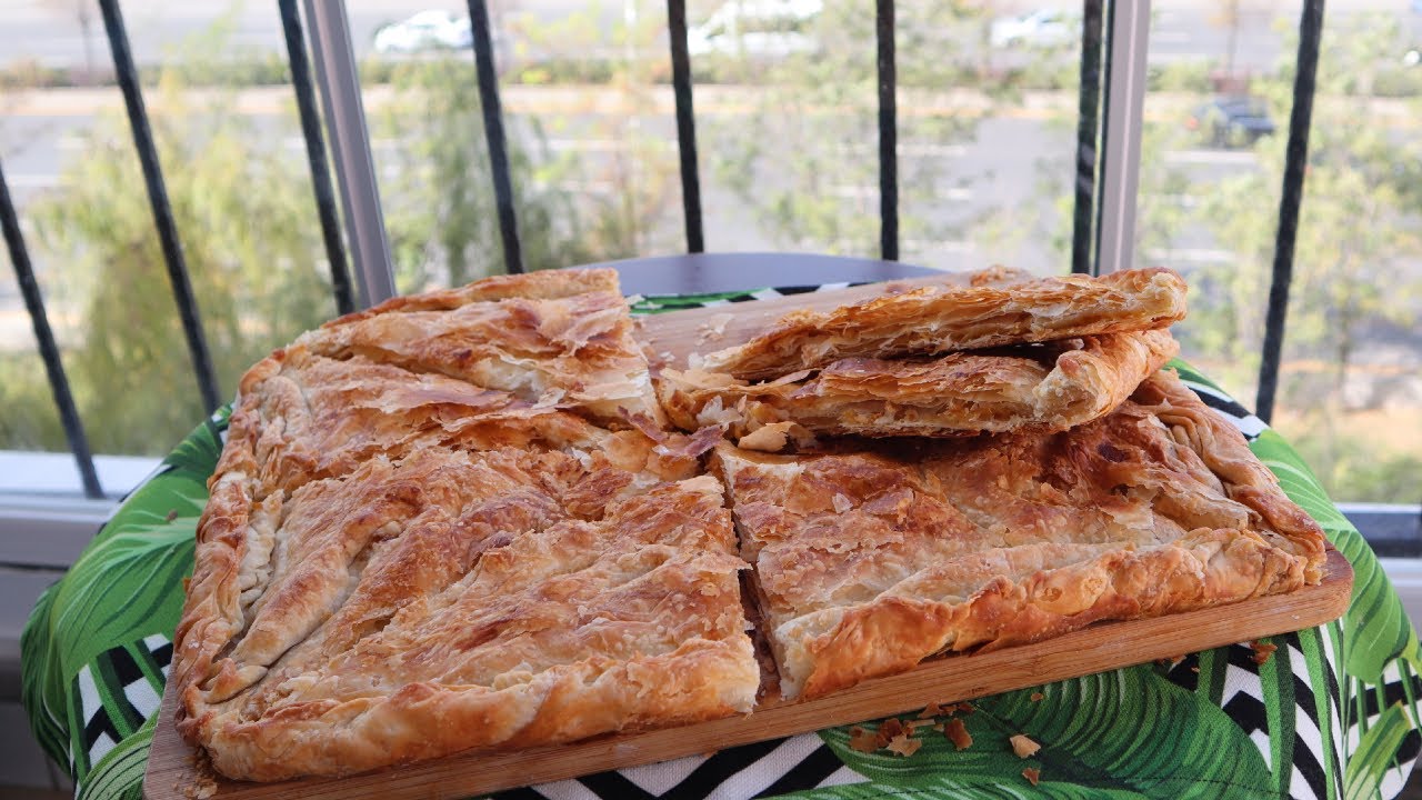 Byreku me i mire i embel qe keni ngrene ndonjehere, pite e embel me kungull. Shije perfekte.