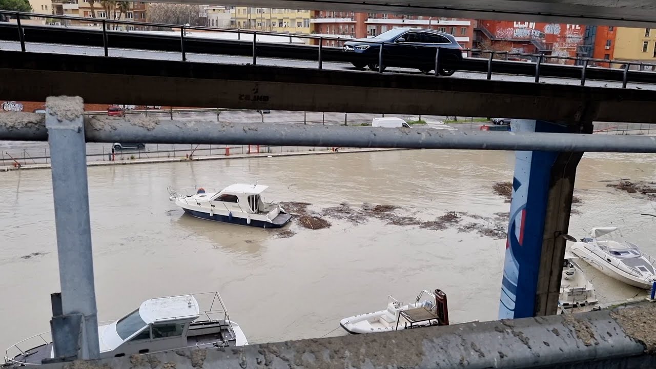 Pescara fiume in piena, barca alla deriva