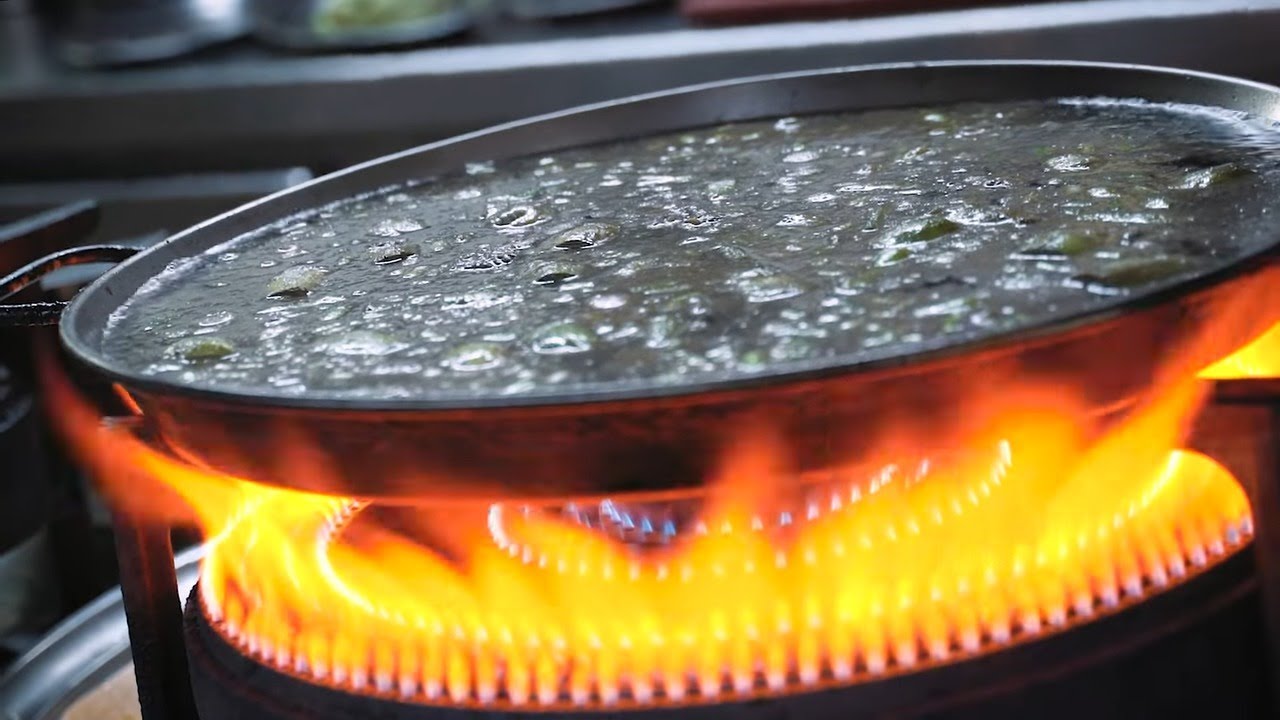 Paella valenciana de habas y alcachofas