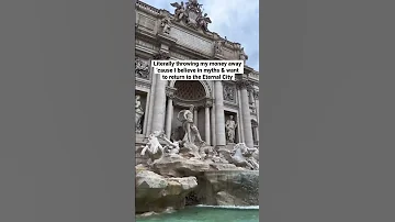 Throwing coins into fontana di trevi like it’s my job #rome #italy #legend #italia #fountain #travel