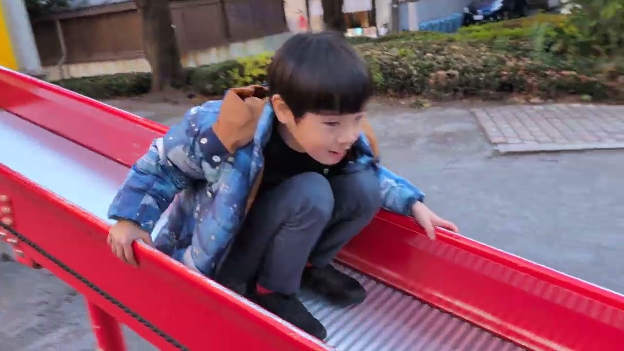 公園でローラー滑り台を滑るたっくん。Roller slide. 2026年3月4日。