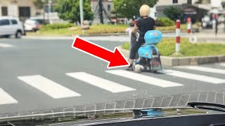 Download Lagu At a red light, I saw a puppy crawl under the car ahead... MP3 Download Lagu At a red light, I saw a puppy crawl under the car ahead... MP3