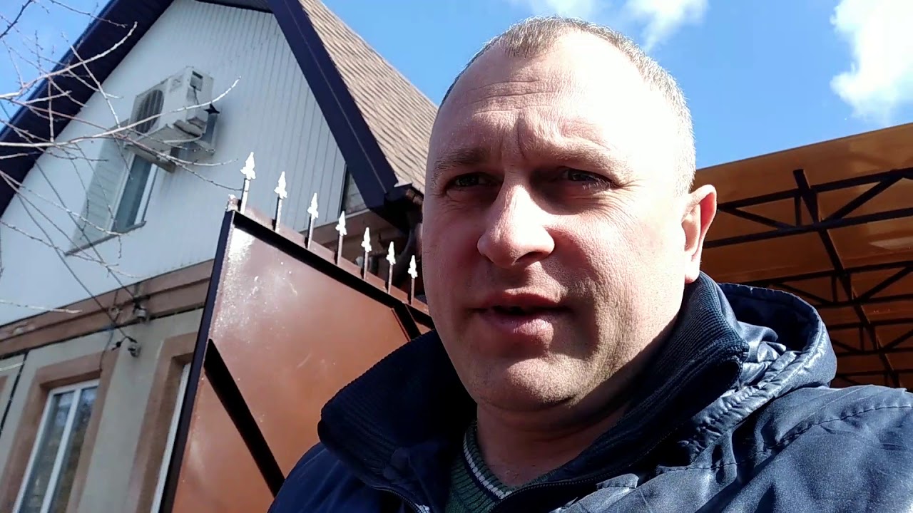 Монтаж секционных ворот с встроенной калиткой и электроприводом. - YouTube