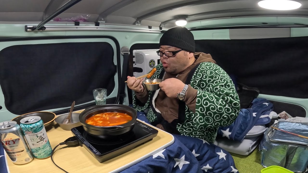 冬の夜…暖かい車内でトマト鍋を食べてビールとジンを飲む【字幕あり】