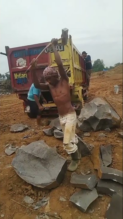 kerja keras di kuli batu